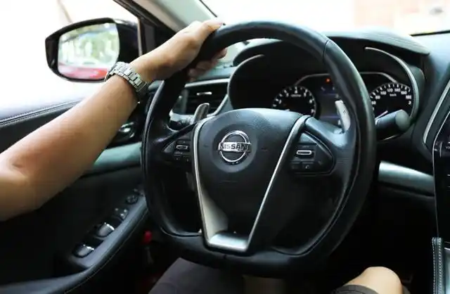 新手刚拿到驾照后握方向盘可能会有这些方式还是快改掉吧