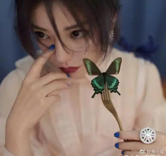 赵薇时尚杂志照曝光慵懒造型俏皮可爱44岁颜值不减宛如少女