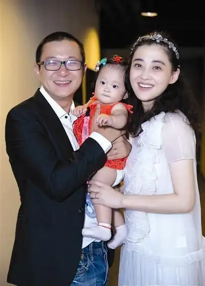 43岁梅婷一家近照曝光传闻中70岁的老公现身原来是他