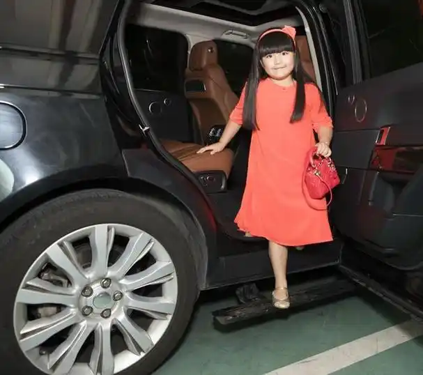 "整容式"长大的王诗龄:胖嘟嘟脸蛋变尖下巴,近照瘦到难认出