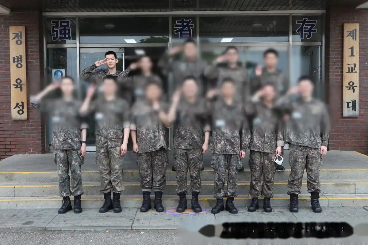 边伯贤入伍后训练照公开,素颜寸头好幼哦(_`)[期待]