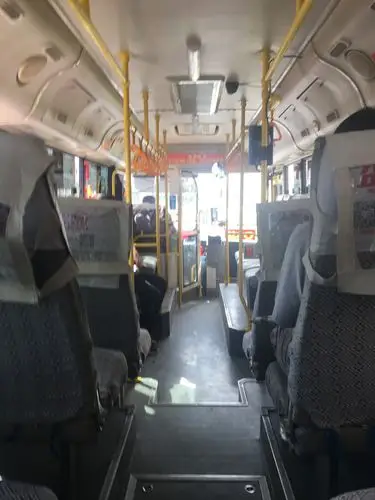 每天坐在公交车最后一排中间的位置,就好像坐凯迪拉克加长版与suv的