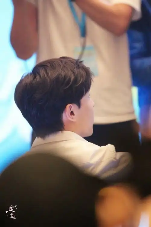 邓伦#为什么呀哪怕一个背影也好啊睡了那么久一丢丢梦都没有这是