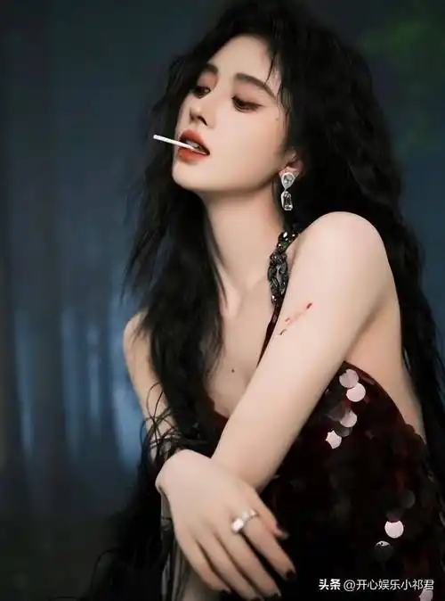 鞠婧祎暗黑系森林写真,看到她手腕上的红色印记,我承认沦陷了_网友