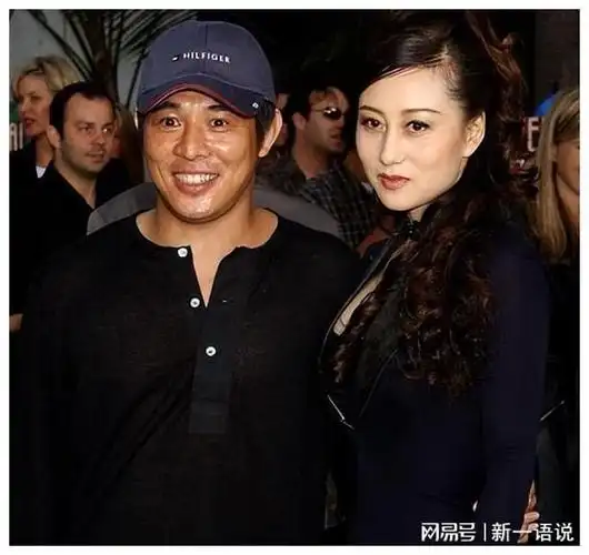 李连杰近照不如从前皮肤长斑头发稀疏与利智同框差距明显