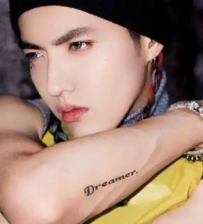 蔡徐坤宠粉狂魔蔡徐坤,是现在当红的流量小生,有着魅惑众生的容颜以及