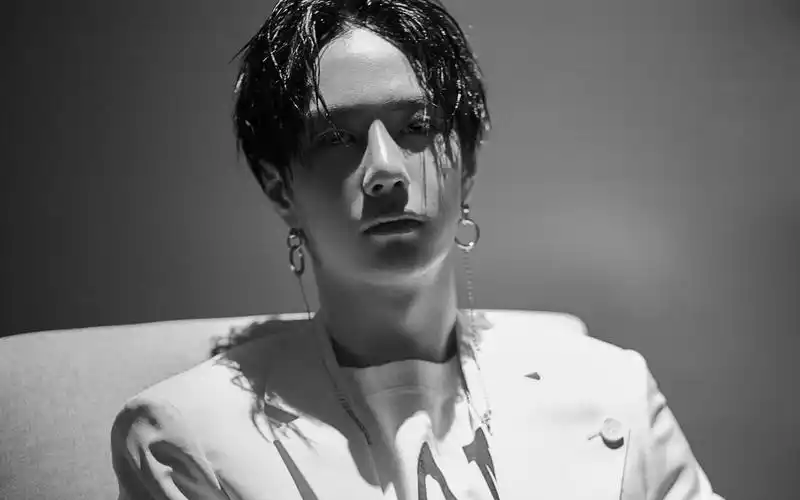 王一博考古项目果然不会让人失望,这个金发小王子,贵气爆棚