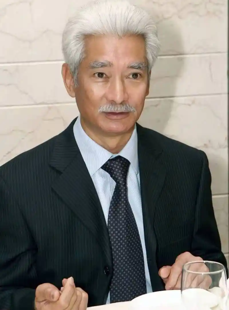 73岁香港知名老戏骨现身横店拍戏,给年轻后辈撑伞引网友热议