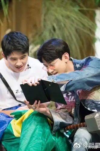 如果刘昊然和白敬亭同时追你,你会选哪一个?