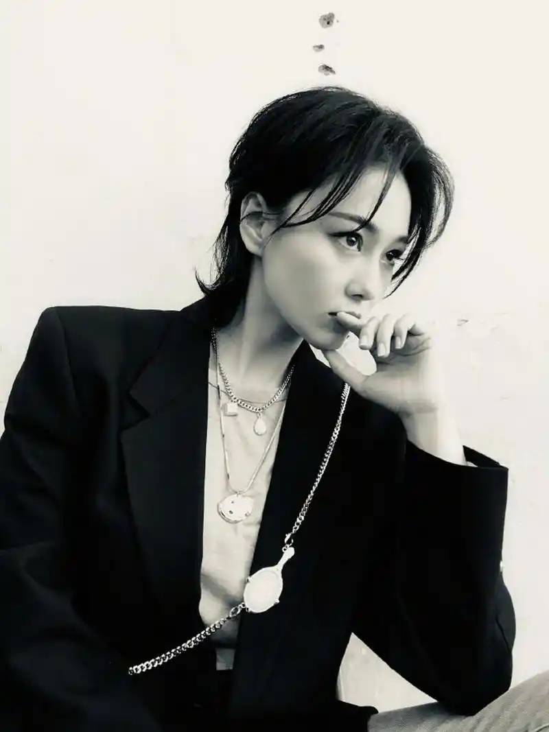 张馨予黑色西装配金属项链利落短发出镜攻气十足
