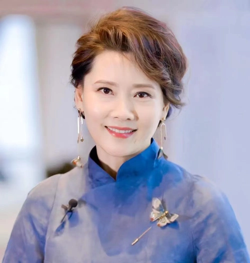 何赛飞的发型让我明白了:中年女人放弃黑长直选这些发型更洋气