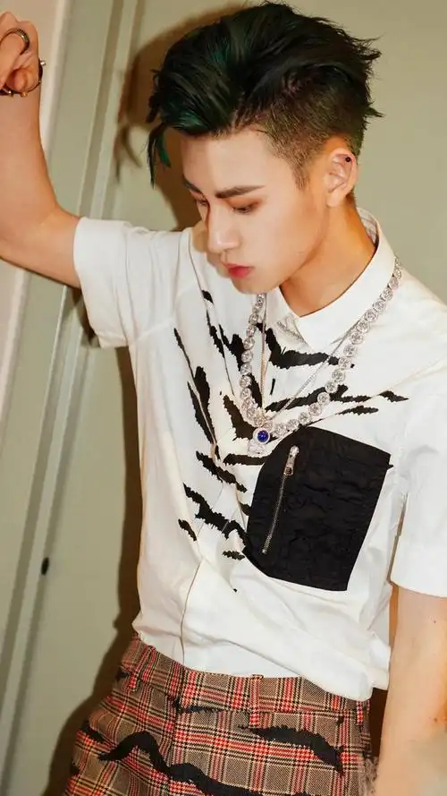 热门综艺《偶像练习生》歌手,演员王琳凯小鬼,爆帅照片更新