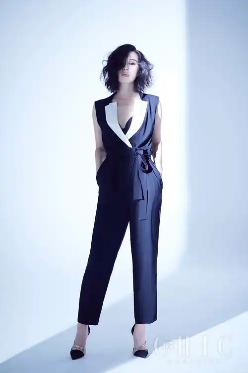 余男新写真曝光西装杀造型抢眼