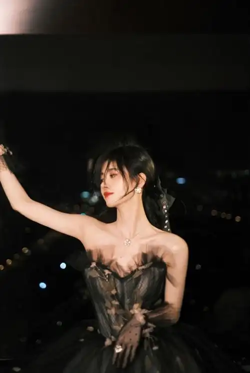 鞠婧祎浅黑复古纱裙##腾讯视频拾光盛典