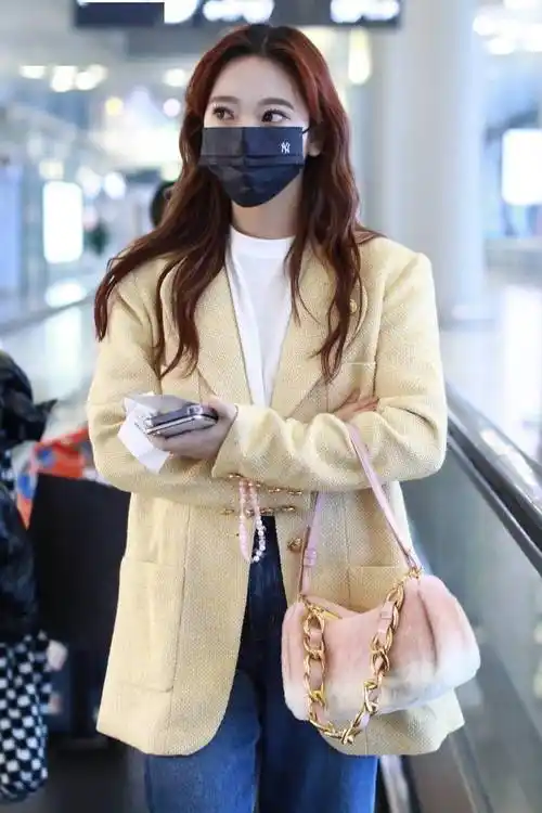 张紫宁在机场换了一套造型,黄色西装非常清新减龄.