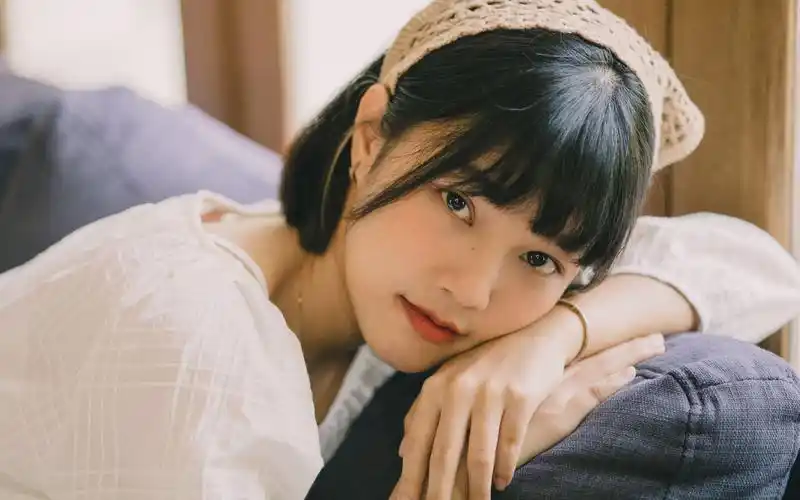 【摄影构图参考】萌妹子室内人像 短发女孩