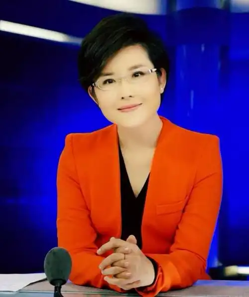 其实我们中国在节目中戴眼镜的新闻女主播,女主持也屈指可数,大都为了