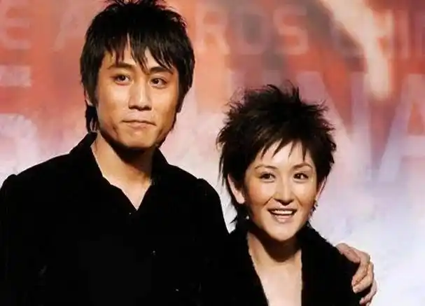 到底是谁在喜欢谢娜?多次被抵制又复出,三大靠山浮出水面