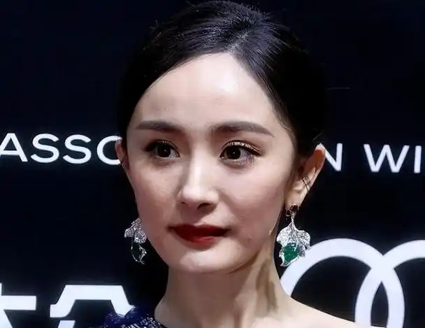 大量女星无修照爆出!显老的热巴,嘴瘪的杨幂,暴露了人间真实