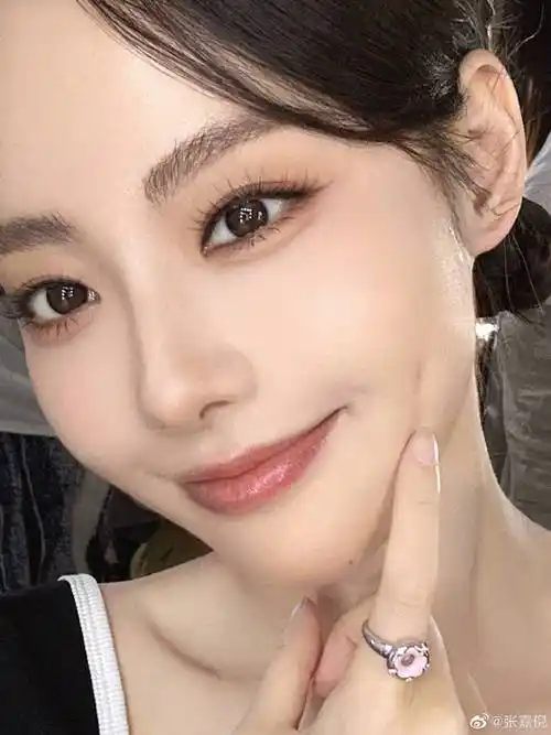 最美妃子张嘉倪,玩手机玩到倒泻奶茶,被网友笑称:笨蛋美女_注目_衣服