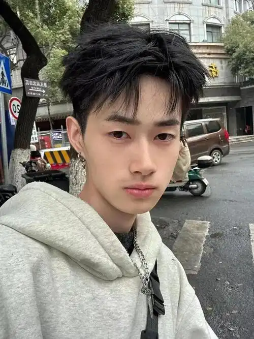 适合18~25岁男生剪的发型,试试这三款,年轻时尚更显帅气