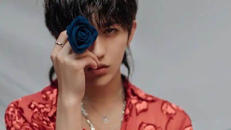 蔡徐坤冷峻邪魅红色西装帅气写真,大陆明星-回车桌面