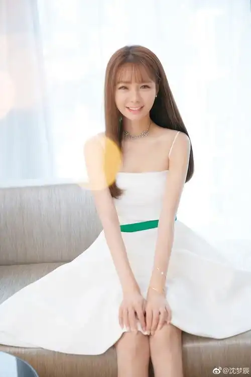 沈梦辰微博晒出写真穿超短裙秀出超长美腿笑容甜美迷人