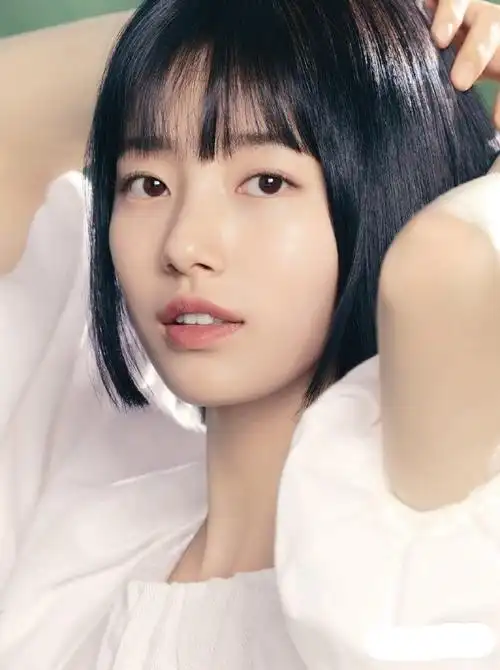 裴秀智公主切白裙造型##裴秀智窗边氛围感花絮