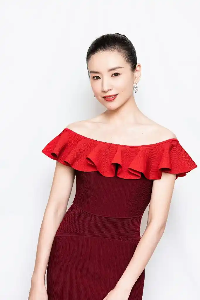 董洁红裙亮相优雅知性 以戏为本见证金鹰荣光