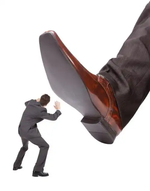 商人脚踩着商业问题或敌意接管的竞争概念