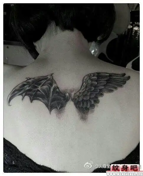 美女背部恶魔天使翅膀纹身图案