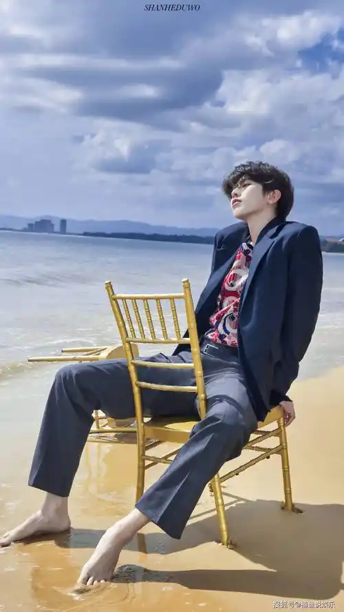 原创拍写真还得是蔡徐坤,把床搬到沙滩上,创意感满满