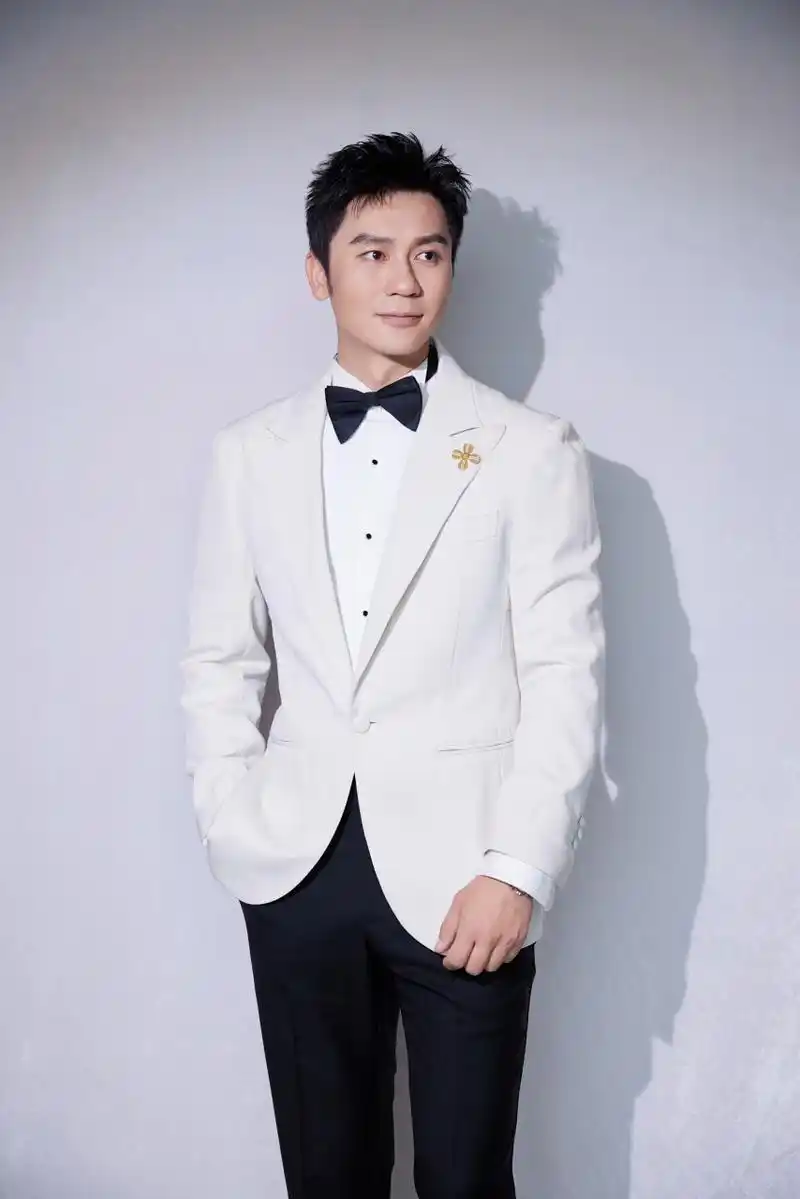 李晨#北影节开幕红毯# @李晨 一席白色西装礼服亮相参加北影节磕换