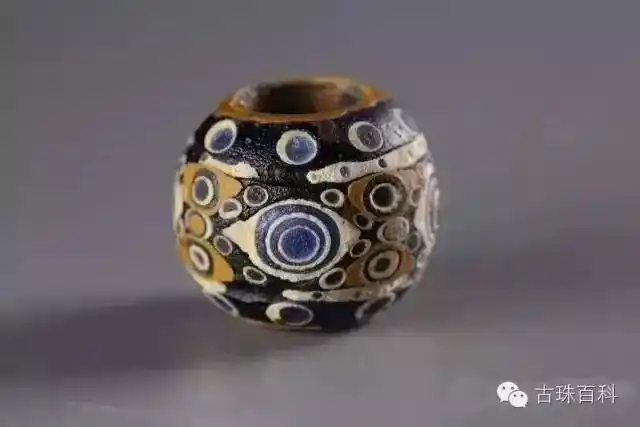 抛开珠体的制作工艺,单就外观来说,蜻蜓眼的眼圈图