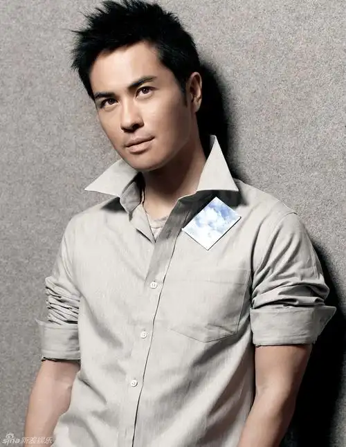 1970年8月15日出生于美国加利福尼亚州旧金山,中国香港男演员及歌手