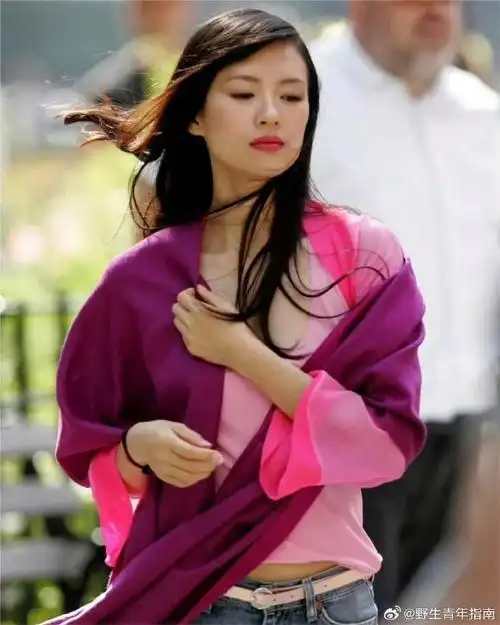 2005年,美国纽约街头,美宝莲广告拍摄现场,26岁的章子怡,有种超凡脱俗