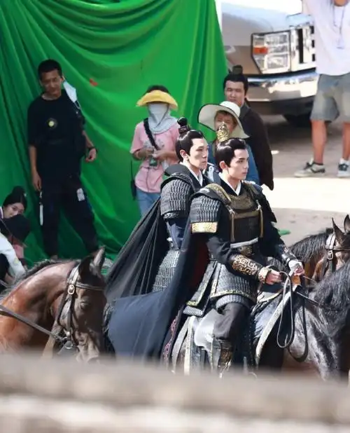 吴磊星汉灿烂盔甲造型路透