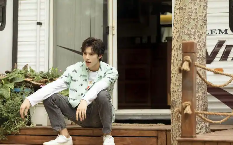 邓超元慵懒衬衣活力帅气图片210