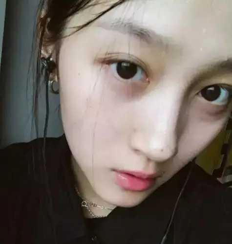 鹿晗眼光真好!关晓彤全素颜照曝光,满脸胶原蛋白还嫩出水