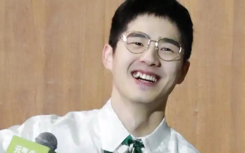 刘昊然笑容图片合集请慢慢欣赏吧六元的笑容真是太暖太甜太治愈了偶尔