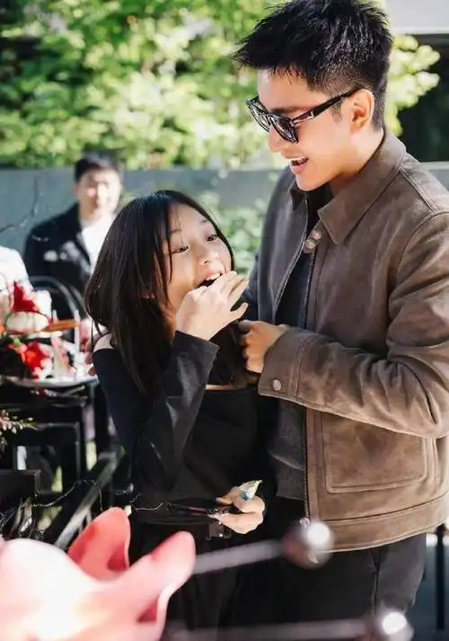 贾乃亮40岁生日,甜馨送奖杯认证最好爸爸,父女模样似