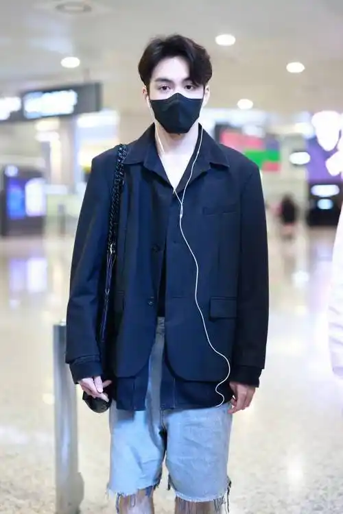 曾舜晞现身上海虹桥机场 短裤造型开秀大长腿_账号_休闲_西服