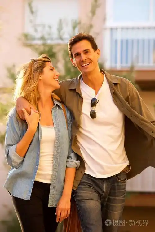 一对幸福的夫妇在约会时一起散步笑的画像