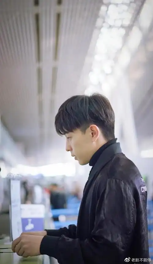 邓伦绝美侧颜杀合集 神仙颜值让人一秒沦陷