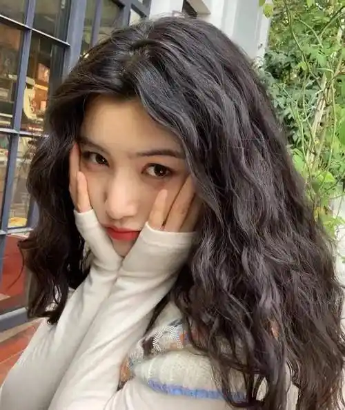 五款满头烫大卷发型图-528时尚网