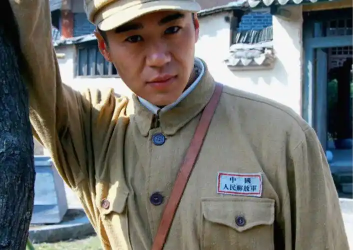 范明当时在南京军区前线文工团,他非常欣赏徐佳便问他是否有兴趣来