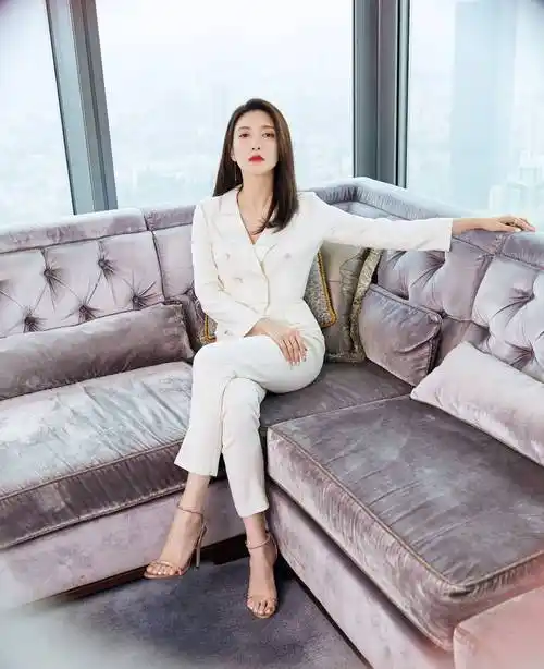 原创江疏影出席活动一袭灰白色连体裤配高跟鞋尽显知性女人气场