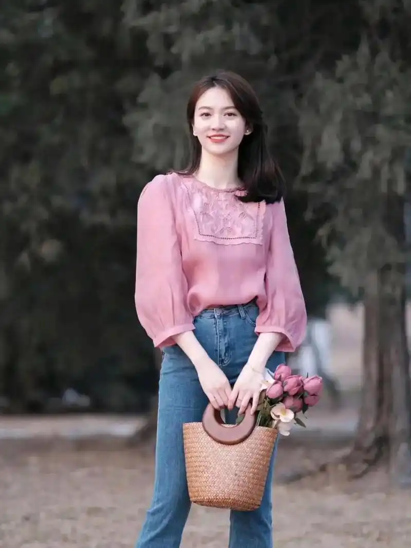 文艺女青年,气质优雅,穿着得体