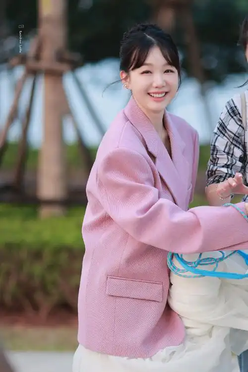 穿西装的礼服少女与她招牌式的小彩虹笑容裙子也要飞起来了~@徐梦洁