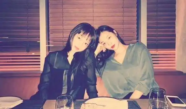 崔雪莉和具荷拉